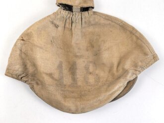 1.Weltkrieg, feldgrauer Überzug für eine Pickelhaube für Offiziere im hessischen Infanterie Regiment Nr. 118. Getragenes Stück, wendbare Variante mit rotem Manöverband