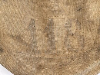 1.Weltkrieg, feldgrauer Überzug für eine Pickelhaube für Offiziere im hessischen Infanterie Regiment Nr. 118. Getragenes Stück, wendbare Variante mit rotem Manöverband