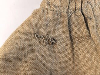 1.Weltkrieg, feldgrauer Überzug für eine Pickelhaube für Offiziere im hessischen Infanterie Regiment Nr. 118. Getragenes Stück, wendbare Variante mit rotem Manöverband