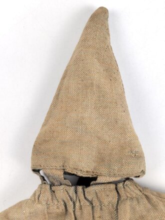 1.Weltkrieg, feldgrauer Überzug für eine Pickelhaube für Offiziere im hessischen Infanterie Regiment Nr. 118. Getragenes Stück, wendbare Variante mit rotem Manöverband