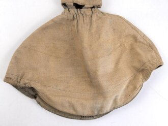 1.Weltkrieg, feldgrauer Überzug für eine Pickelhaube für Offiziere im hessischen Infanterie Regiment Nr. 118. Getragenes Stück, wendbare Variante mit rotem Manöverband