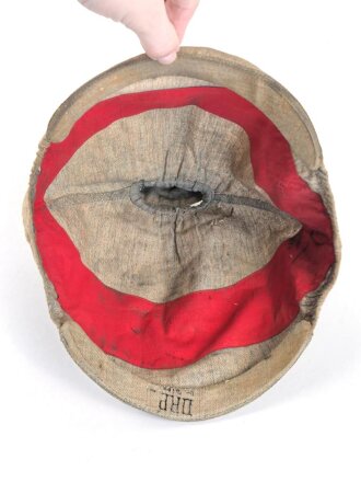 1.Weltkrieg, feldgrauer Überzug für eine Pickelhaube für Offiziere im hessischen Infanterie Regiment Nr. 118. Getragenes Stück, wendbare Variante mit rotem Manöverband