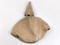1.Weltkrieg, feldgrauer Überzug für eine Pickelhaube für Offiziere im hessischen Infanterie Regiment Nr. 118. Getragenes Stück, wendbare Variante mit rotem Manöverband