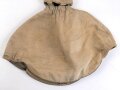 1.Weltkrieg, feldgrauer Überzug für eine Pickelhaube für Offiziere im hessischen Infanterie Regiment Nr. 118. Getragenes Stück, wendbare Variante mit rotem Manöverband