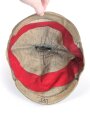 1.Weltkrieg, feldgrauer Überzug für eine Pickelhaube für Offiziere im hessischen Infanterie Regiment Nr. 118. Getragenes Stück, wendbare Variante mit rotem Manöverband