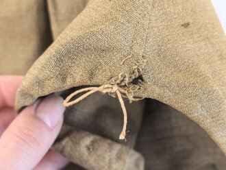 1.Weltkrieg, feldgrauer Überzug für eine Pickelhaube für Mannschaften der Artillerie. Die Haken grösstenteils fehlend, Herstellerstempel von 1916