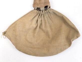 1.Weltkrieg, feldgrauer Überzug für eine Pickelhaube für Mannschaften der Artillerie. Die Haken grösstenteils fehlend, Herstellerstempel von 1916