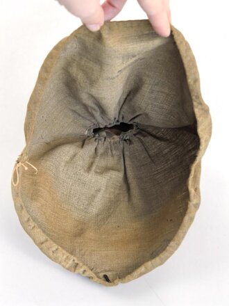 1.Weltkrieg, feldgrauer Überzug für eine Pickelhaube für Mannschaften der Artillerie. Die Haken grösstenteils fehlend, Herstellerstempel von 1916