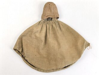 1.Weltkrieg, feldgrauer Überzug für eine Pickelhaube für Mannschaften der Artillerie. Die Haken grösstenteils fehlend, Herstellerstempel von 1916