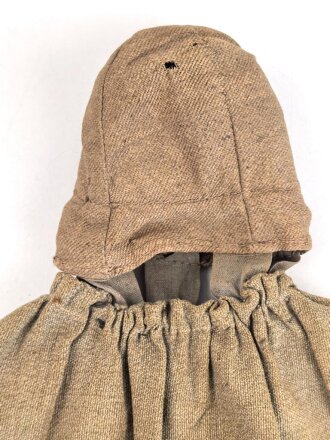 1.Weltkrieg, feldgrauer Überzug für eine Pickelhaube für Mannschaften der Artillerie. Die Haken grösstenteils fehlend, Herstellerstempel von 1916