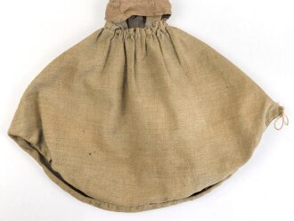 1.Weltkrieg, feldgrauer Überzug für eine Pickelhaube für Mannschaften der Artillerie. Die Haken grösstenteils fehlend, Herstellerstempel von 1916