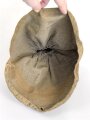 1.Weltkrieg, feldgrauer Überzug für eine Pickelhaube für Mannschaften der Artillerie. Die Haken grösstenteils fehlend, Herstellerstempel von 1916