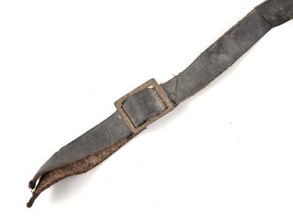 Kaiserreich, Teil eines Kinnriemen für eine Pickelhaube. Eiserne Beschläge,