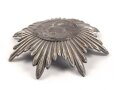 Emblem  Buntmetall versilbert. Maximale Breite knapp 12cm, Abstand der Splinte etwa 70mm