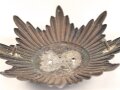 Emblem  Buntmetall versilbert. Maximale Breite knapp 12cm, Abstand der Splinte etwa 70mm