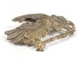 Preußen, Emblem für eine Pickelhaube für Mannschaften. Messing vergoldet, Befestigungsabstand etwa 81mm