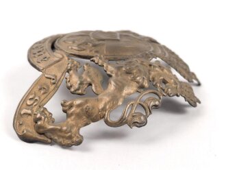 Bayern, Emblem für eine Pickelhaube für Offiziere. Buntmetall lackiert. Kleine Ausführung, Gesamte Breite etwas über 12cm, Befestigungsabstand etwa 51mm