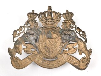 Bayern, Emblem für eine Pickelhaube für Offiziere. Buntmetall lackiert. Kleine Ausführung, Gesamte Breite etwas über 12cm, Befestigungsabstand etwa 51mm