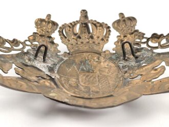 Bayern, Emblem für eine Pickelhaube für Offiziere. Buntmetall lackiert. Kleine Ausführung, Gesamte Breite etwas über 12cm, Befestigungsabstand etwa 51mm