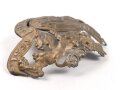 Bayern, Emblem für eine Pickelhaube für Offiziere. Buntmetall lackiert. Kleine Ausführung, Gesamte Breite etwas über 12cm, Befestigungsabstand etwa 51mm