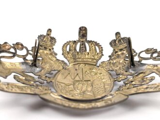 Bayern, Emblem für eine Pickelhaube für Offiziere. Messing. Kleine Ausführung, Gesamte Breite etwas über 12cm, Befestigungsabstand etwa 59mm