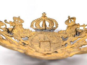 Bayern, Emblem für eine Pickelhaube für Offiziere. Messing vergoldet, Gesamte Breite etwa 16cm, Befestigungsabstand etwa 76mm