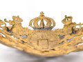 Bayern, Emblem für eine Pickelhaube für Offiziere. Messing vergoldet, Gesamte Breite etwa 16cm, Befestigungsabstand etwa 76mm