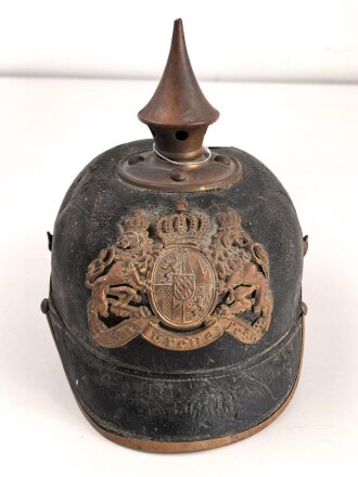 Bayern, Pickelhaube als Dachbodenfund. Ungereinigtes Stück mit guter Sustanz