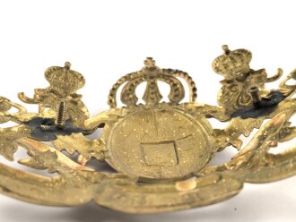 Bayern, Emblem für eine Pickelhaube für Offiziere. Messing vergoldet, Gesamte Breite etwa 14,5cm, Befestigungsabstand etwa 72mm