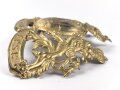 Bayern, Emblem für eine Pickelhaube für Offiziere. Messing vergoldet, Gesamte Breite etwa 14,5cm, Befestigungsabstand etwa 72mm