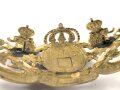 Bayern, Emblem für eine Pickelhaube für Offiziere. Messing vergoldet, Gesamte Breite etwa 14,5cm, Befestigungsabstand etwa 72mm