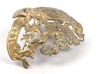 Bayern, Emblem für eine Pickelhaube für Offiziere. Messing vergoldet, Gesamte Breite knapp 18cm, Befestigungsabstand etwa 86mm