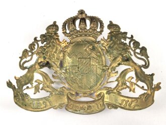 Bayern, Emblem für eine Pickelhaube für Offiziere. Messing vergoldet, Gesamte Breite knapp 18cm, Befestigungsabstand etwa 86mm