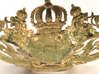 Bayern, Emblem für eine Pickelhaube für Offiziere. Messing vergoldet, Gesamte Breite knapp 18cm, Befestigungsabstand etwa 86mm