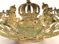 Bayern, Emblem für eine Pickelhaube für Offiziere. Messing vergoldet, Gesamte Breite knapp 18cm, Befestigungsabstand etwa 86mm