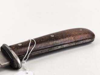 Kampfmesser / Stiefelmesser Wehrmacht. "PUMA Solingen" ohne Herstellermarkierung. Scheide Originallack
