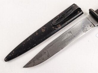 Kampfmesser / Stiefelmesser Wehrmacht. "PUMA Solingen" ohne Herstellermarkierung. Scheide Originallack