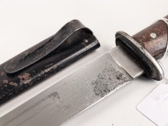 Kampfmesser / Stiefelmesser Wehrmacht. "PUMA Solingen" ohne Herstellermarkierung. Scheide Originallack