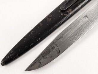Kampfmesser / Stiefelmesser Wehrmacht. "PUMA Solingen" ohne Herstellermarkierung. Scheide Originallack