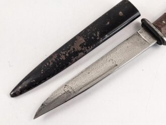 Kampfmesser / Stiefelmesser Wehrmacht. "PUMA Solingen" ohne Herstellermarkierung. Scheide Originallack