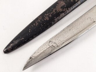 Kampfmesser / Stiefelmesser Wehrmacht. "PUMA Solingen" ohne Herstellermarkierung. Scheide Originallack
