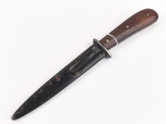 Kampfmesser / Stiefelmesser Wehrmacht. "PUMA Solingen" ohne Herstellermarkierung. Scheide Originallack
