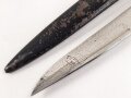 Kampfmesser / Stiefelmesser Wehrmacht. "PUMA Solingen" ohne Herstellermarkierung. Scheide Originallack