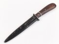Kampfmesser / Stiefelmesser Wehrmacht. "PUMA Solingen" ohne Herstellermarkierung. Scheide Originallack