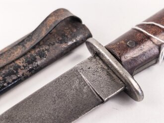 Kampfmesser / Stiefelmesser Wehrmacht. Hersteller "PUMA Solingen" Scheide Originallack