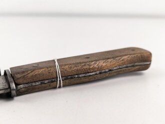 Kampfmesser / Stiefelmesser Wehrmacht. Hersteller " F.W.Höller Solingen" ,  Scheide Originallack, Klingenspitze abgebrochen