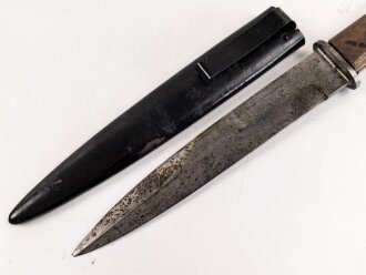 Kampfmesser / Stiefelmesser Wehrmacht. Hersteller " F.W.Höller Solingen" ,  Scheide Originallack, Klingenspitze abgebrochen