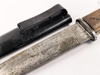 Kampfmesser / Stiefelmesser Wehrmacht. Hersteller " F.W.Höller Solingen" ,  Scheide Originallack, Klingenspitze abgebrochen
