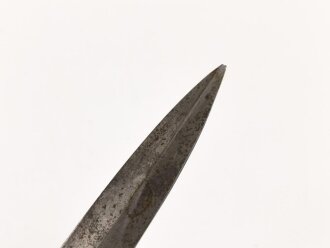 Kampfmesser / Stiefelmesser Wehrmacht. Hersteller " F.W.Höller Solingen" ,  Scheide Originallack, Klingenspitze abgebrochen