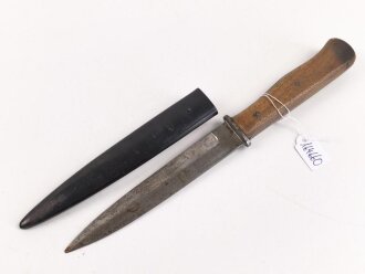 Kampfmesser / Stiefelmesser Wehrmacht. Hersteller " F.W.Höller Solingen" ,  Scheide Originallack, Klingenspitze abgebrochen